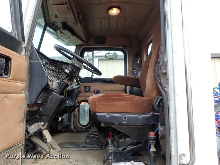 image for item DF8669 1997 Peterbilt 357 semi truck