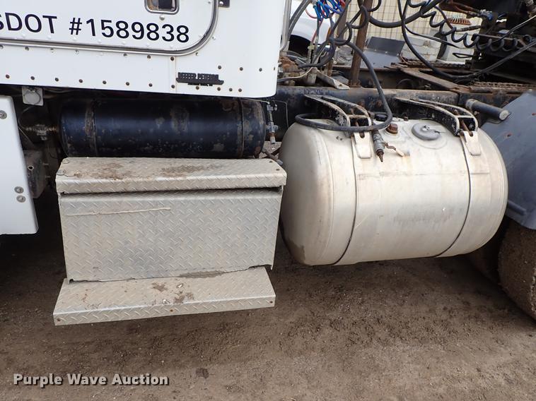 image for item DF8669 1997 Peterbilt 357 semi truck