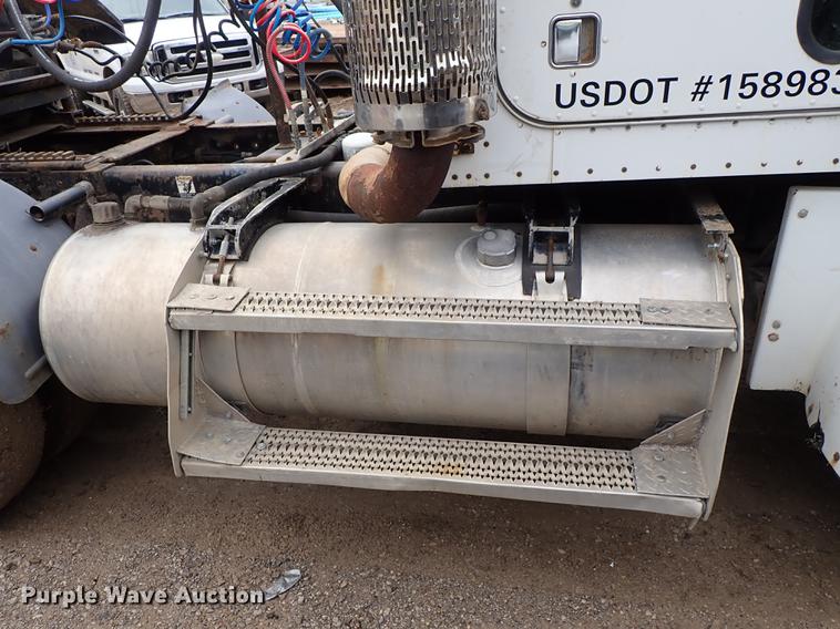 image for item DF8669 1997 Peterbilt 357 semi truck