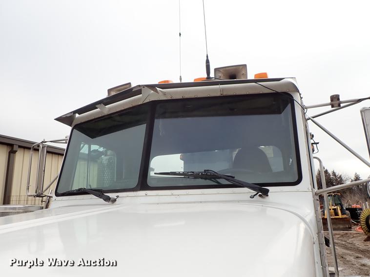 image for item DF8669 1997 Peterbilt 357 semi truck