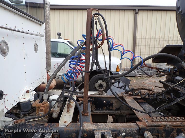 image for item DF8669 1997 Peterbilt 357 semi truck