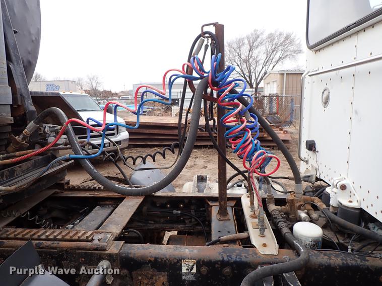 image for item DF8669 1997 Peterbilt 357 semi truck