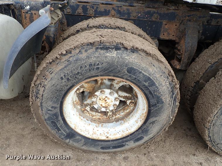 image for item DF8669 1997 Peterbilt 357 semi truck