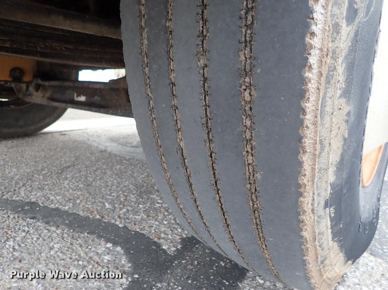 image for item DF8669 1997 Peterbilt 357 semi truck