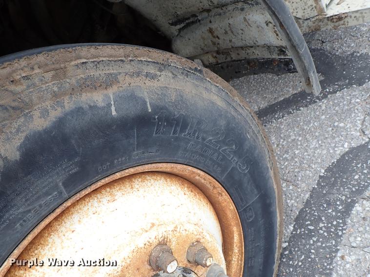 image for item DF8669 1997 Peterbilt 357 semi truck