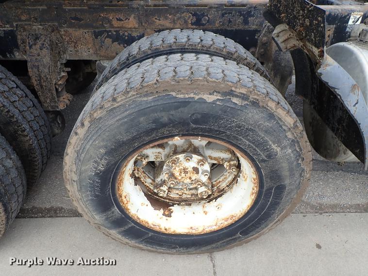 image for item DF8669 1997 Peterbilt 357 semi truck