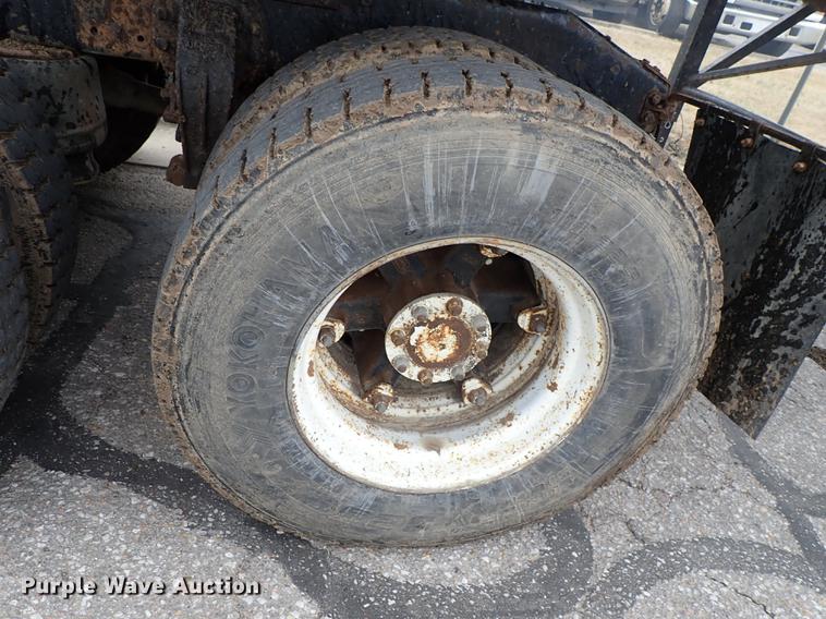 image for item DF8669 1997 Peterbilt 357 semi truck