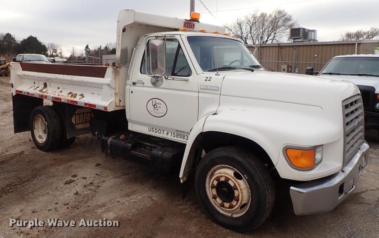 image for item DF8674 1995 Ford F700 dump truck