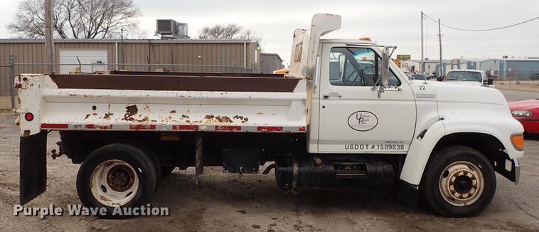 image for item DF8674 1995 Ford F700 dump truck