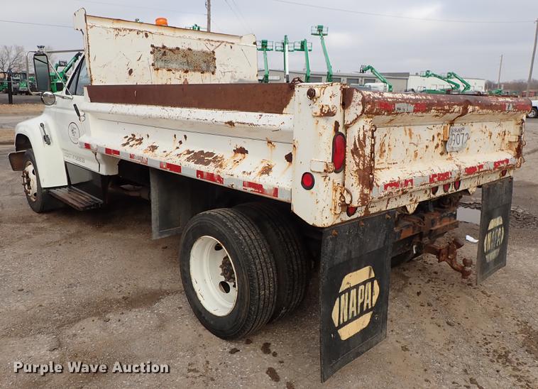 image for item DF8674 1995 Ford F700 dump truck