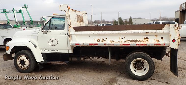 image for item DF8674 1995 Ford F700 dump truck