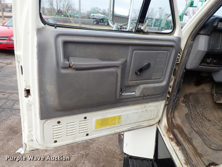 image for item DF8674 1995 Ford F700 dump truck