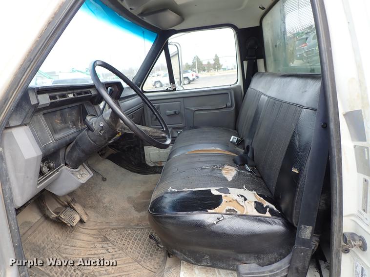 image for item DF8674 1995 Ford F700 dump truck