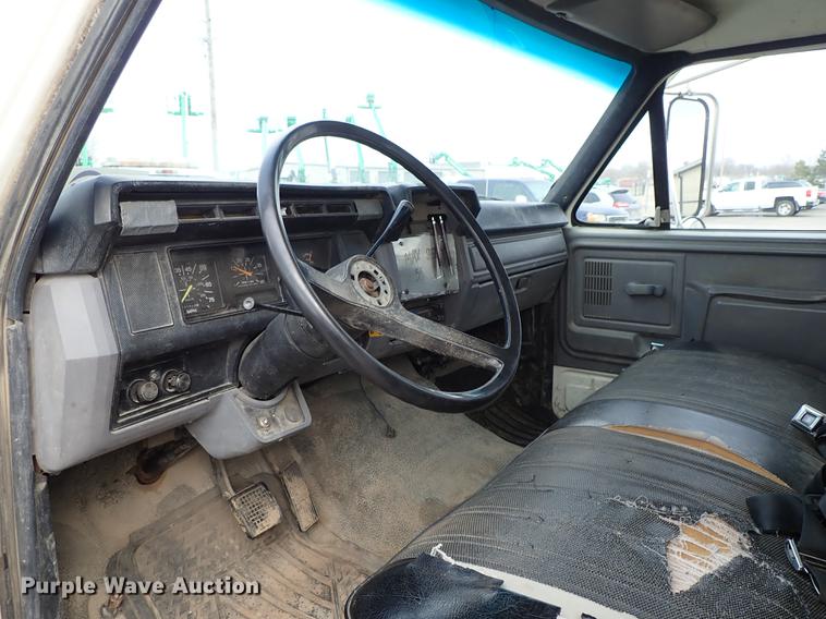 image for item DF8674 1995 Ford F700 dump truck