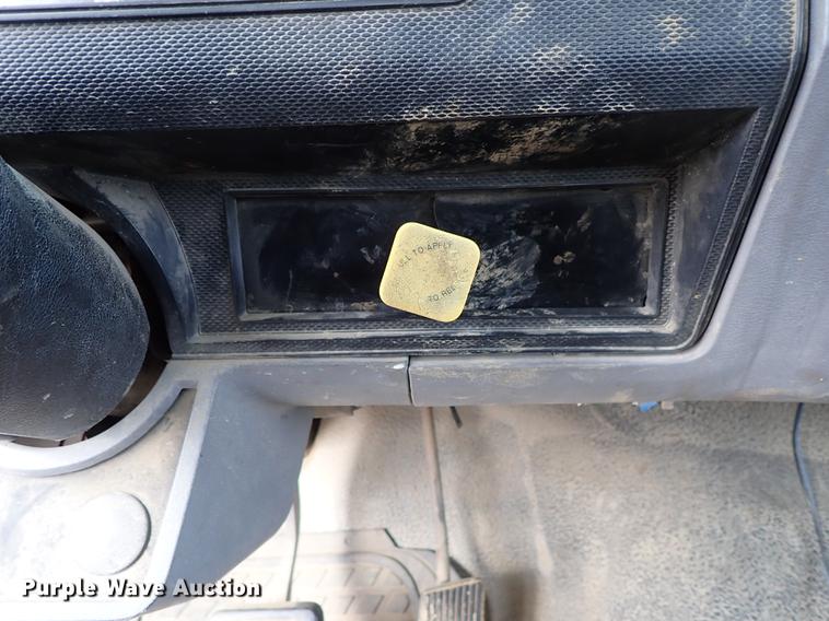 image for item DF8674 1995 Ford F700 dump truck