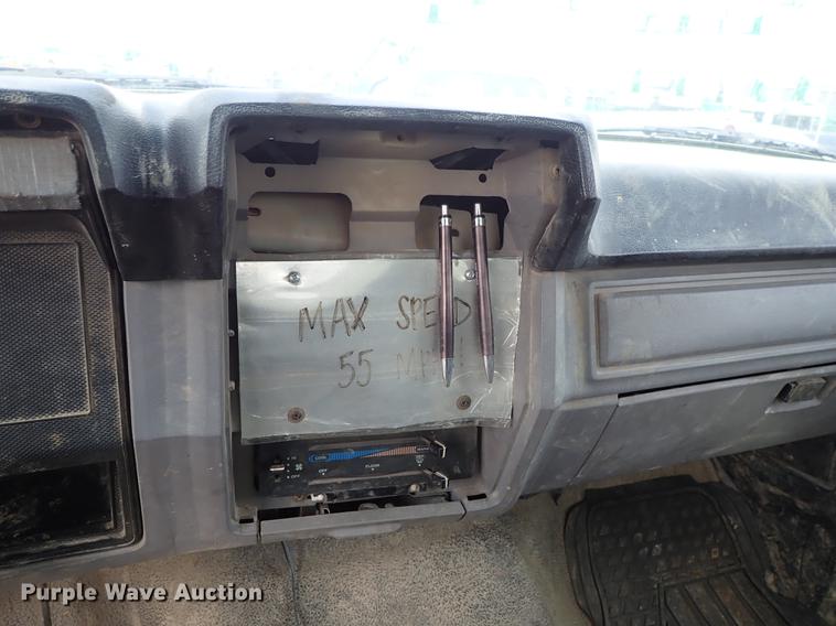 image for item DF8674 1995 Ford F700 dump truck