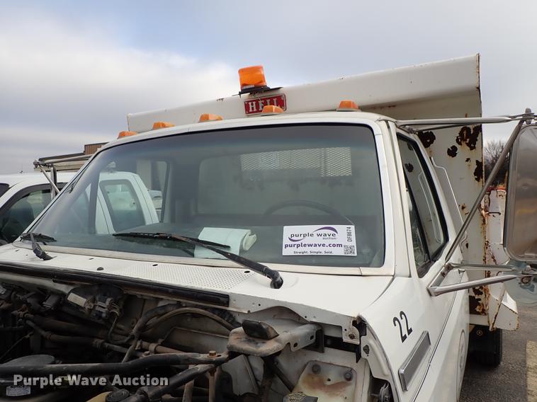 image for item DF8674 1995 Ford F700 dump truck