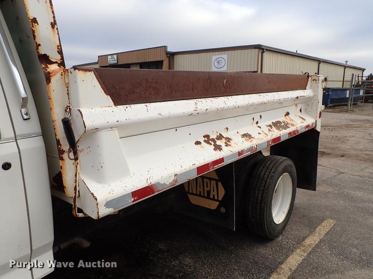 image for item DF8674 1995 Ford F700 dump truck