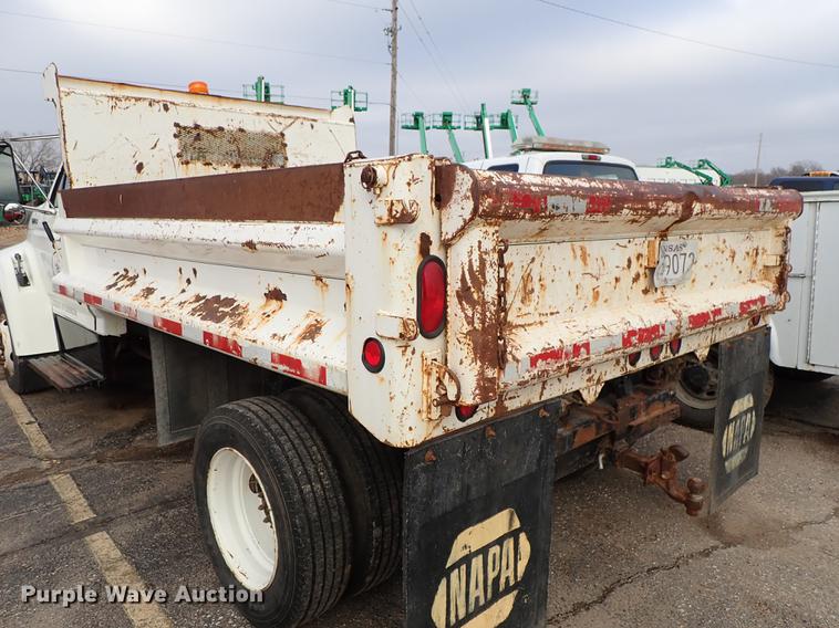 image for item DF8674 1995 Ford F700 dump truck