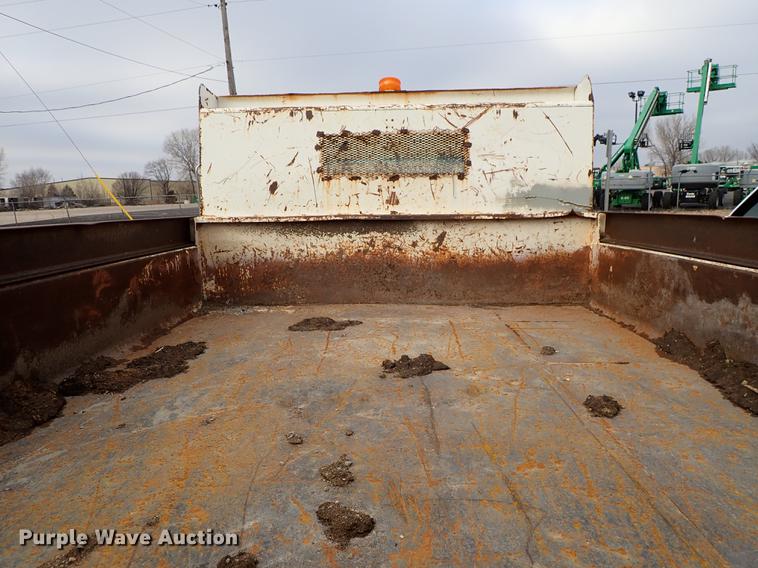 image for item DF8674 1995 Ford F700 dump truck