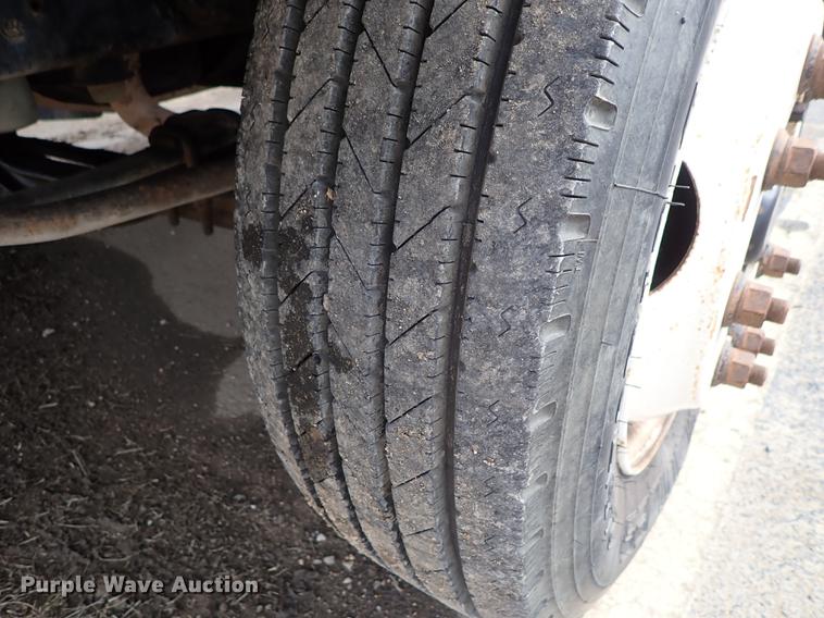 image for item DF8674 1995 Ford F700 dump truck