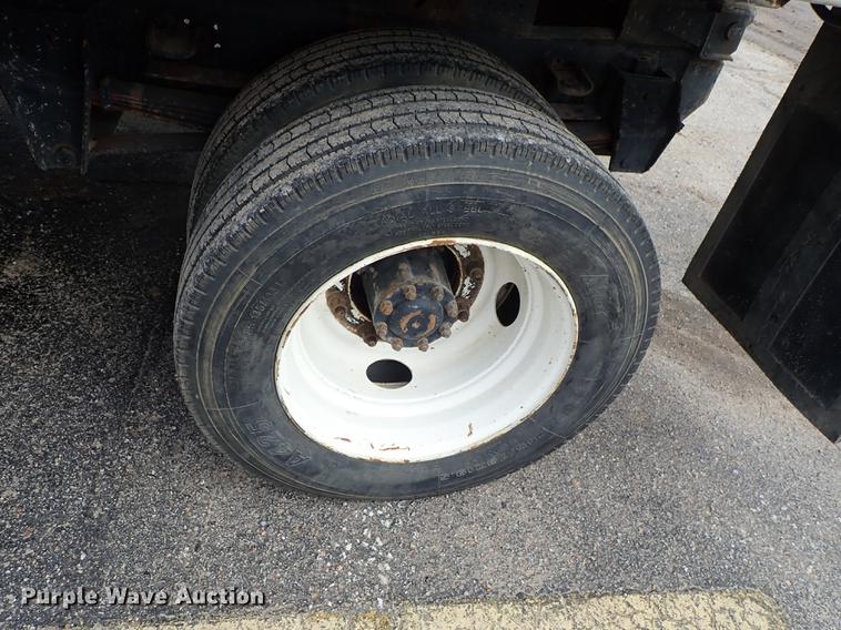 image for item DF8674 1995 Ford F700 dump truck