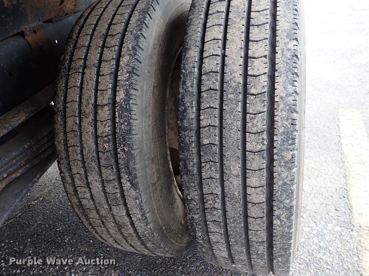 image for item DF8674 1995 Ford F700 dump truck