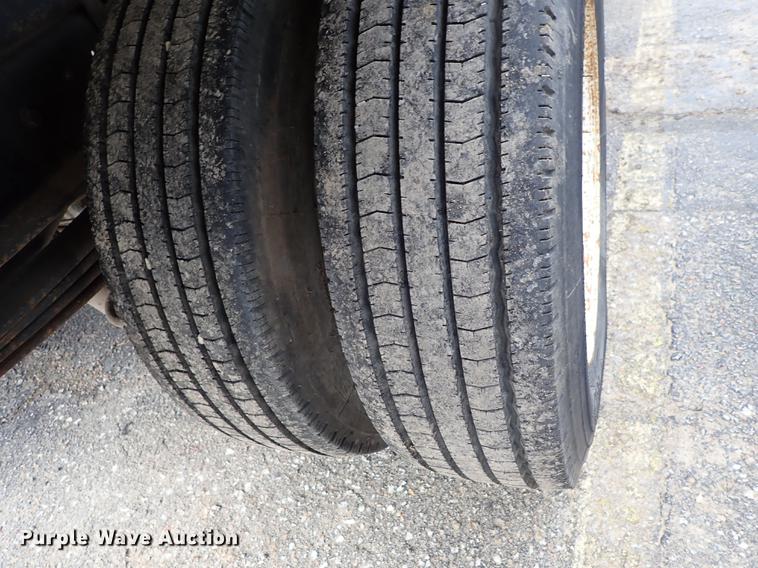 image for item DF8674 1995 Ford F700 dump truck