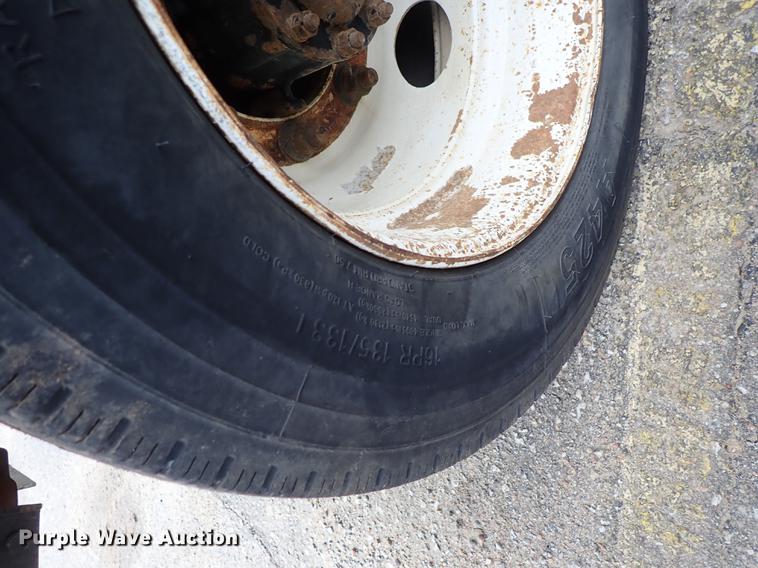 image for item DF8674 1995 Ford F700 dump truck