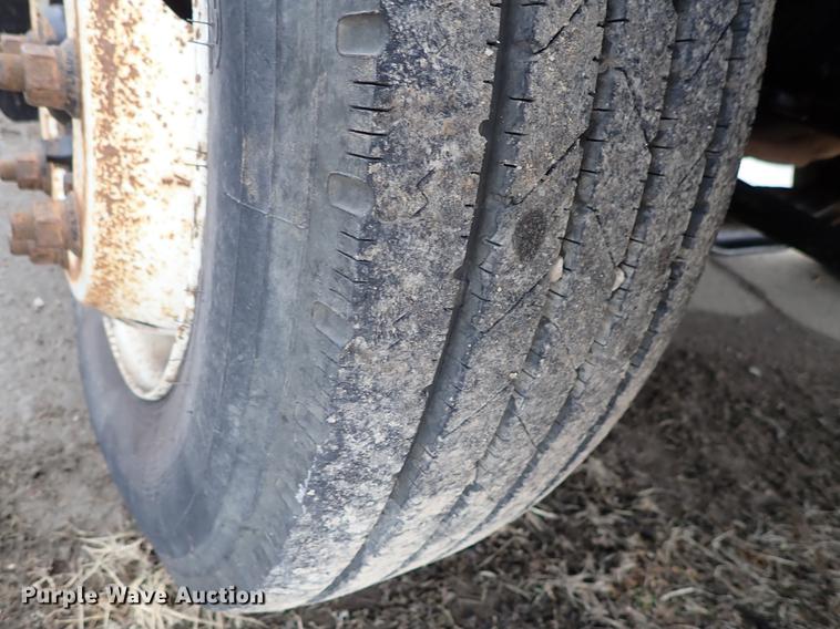 image for item DF8674 1995 Ford F700 dump truck