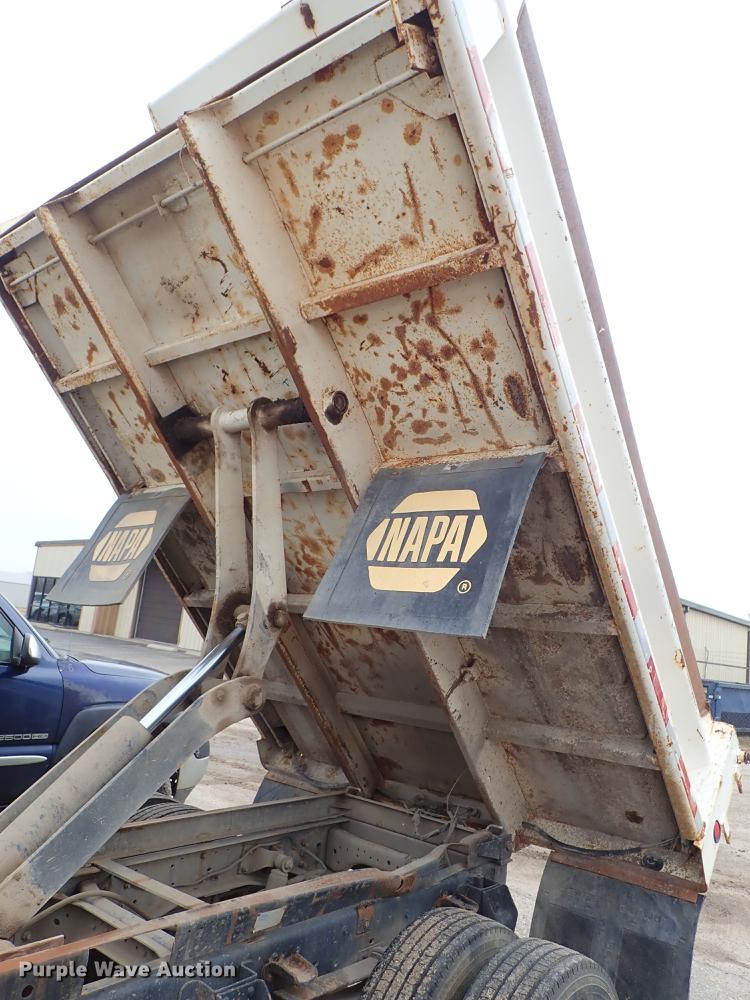 image for item DF8674 1995 Ford F700 dump truck