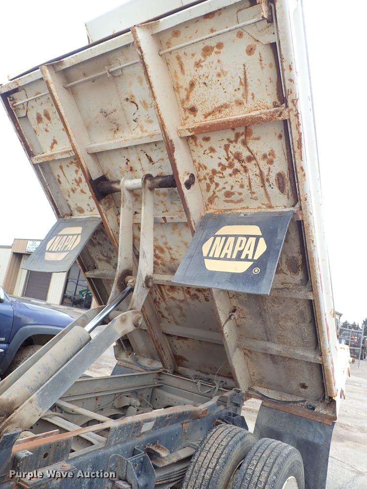 image for item DF8674 1995 Ford F700 dump truck