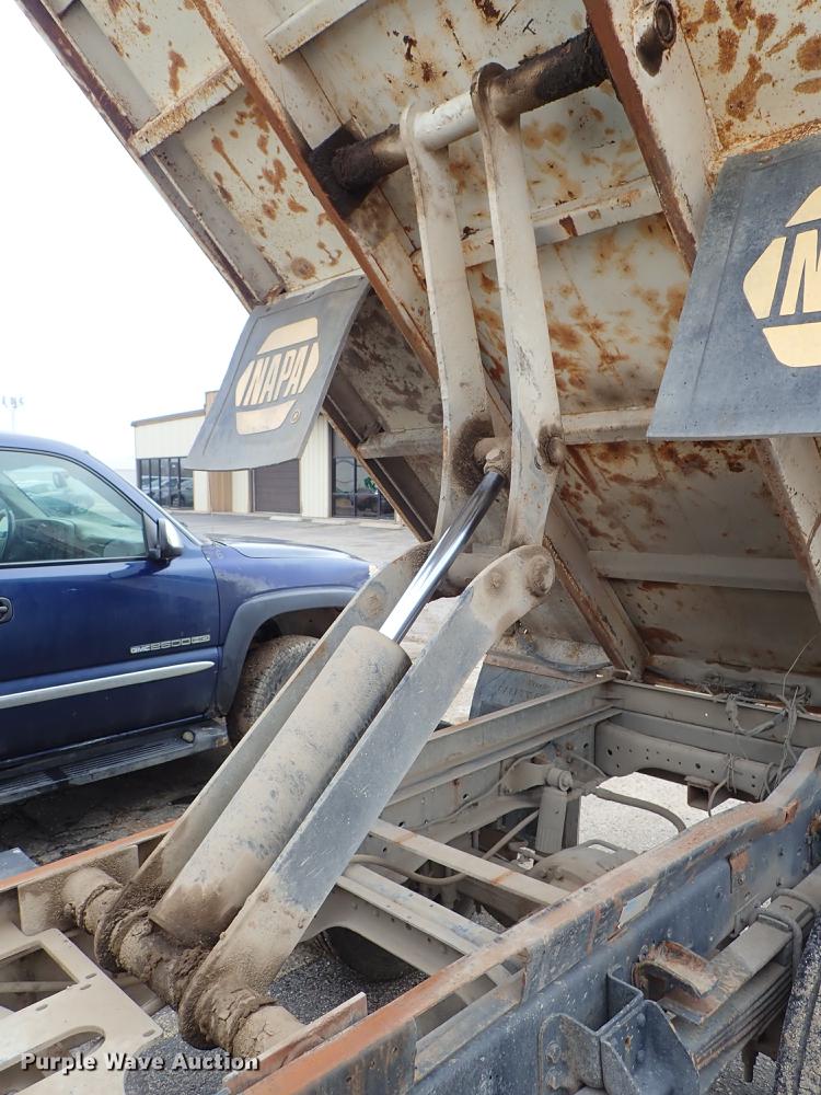 image for item DF8674 1995 Ford F700 dump truck