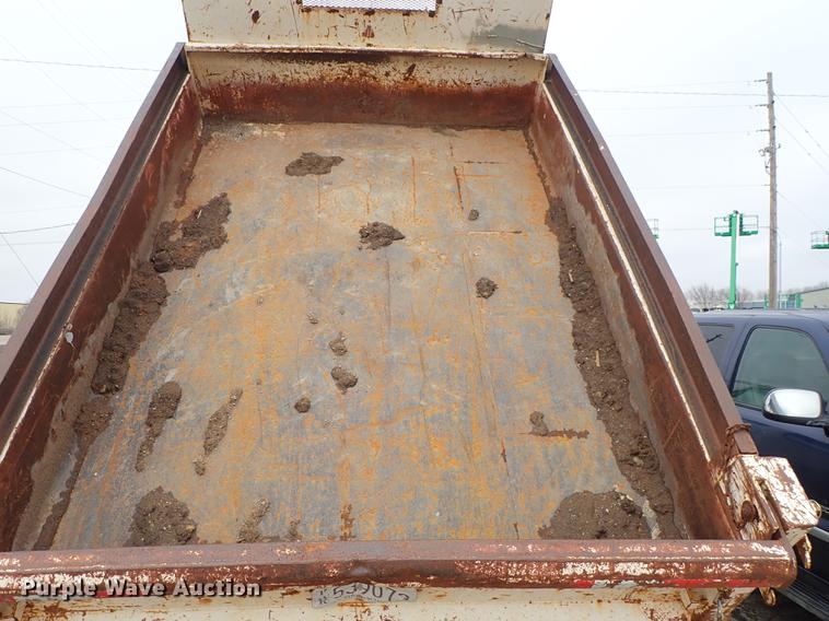 image for item DF8674 1995 Ford F700 dump truck