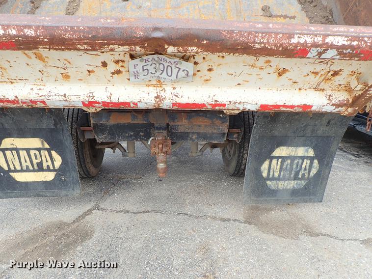 image for item DF8674 1995 Ford F700 dump truck