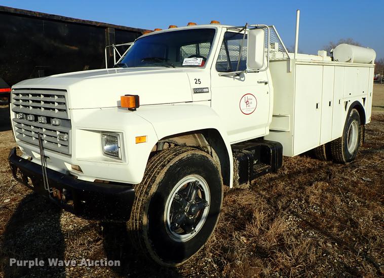 image for item DF8681 1982 Ford F700 utility truck