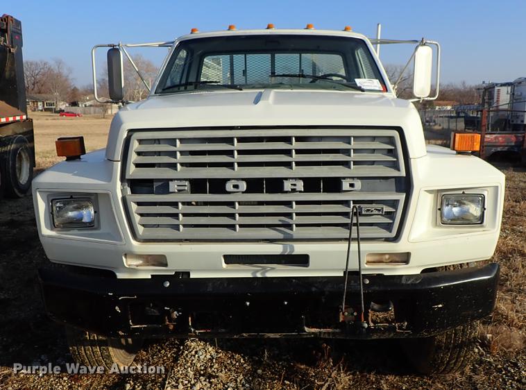 image for item DF8681 1982 Ford F700 utility truck