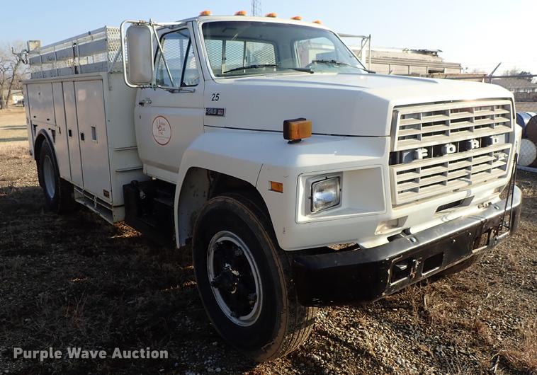 image for item DF8681 1982 Ford F700 utility truck
