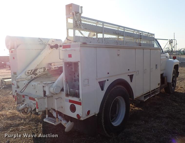 image for item DF8681 1982 Ford F700 utility truck