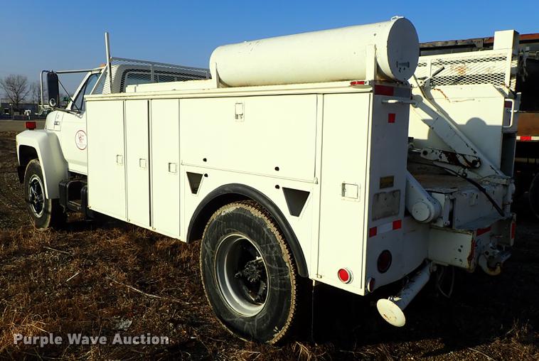 image for item DF8681 1982 Ford F700 utility truck