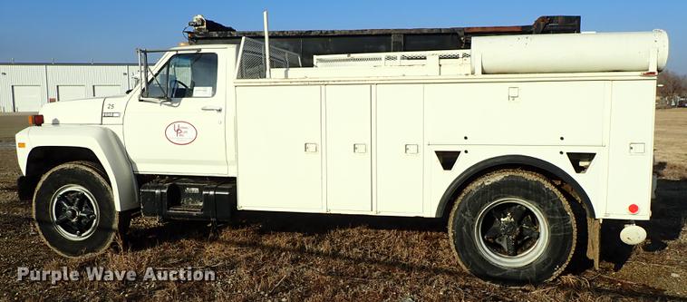 image for item DF8681 1982 Ford F700 utility truck