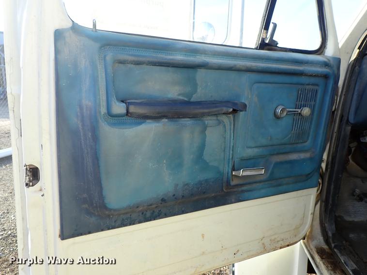 image for item DF8681 1982 Ford F700 utility truck