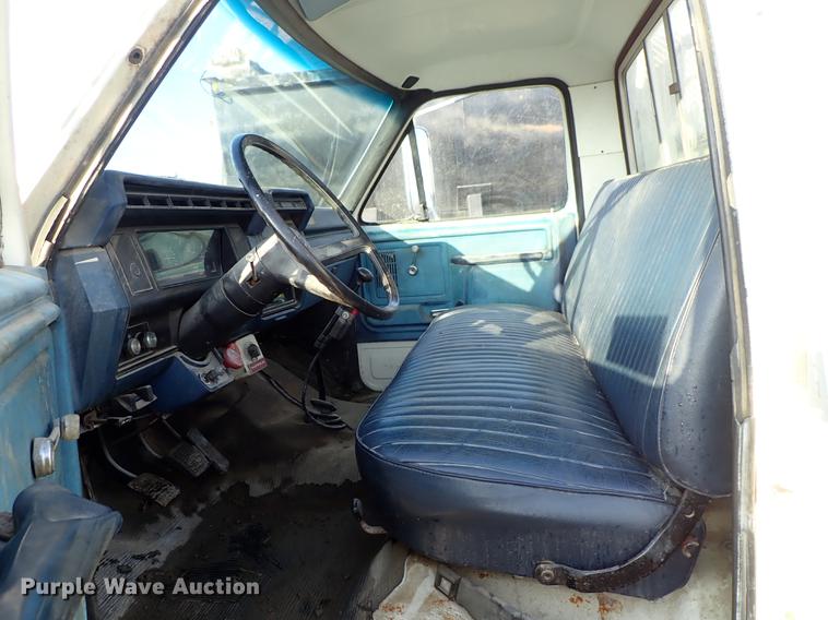image for item DF8681 1982 Ford F700 utility truck