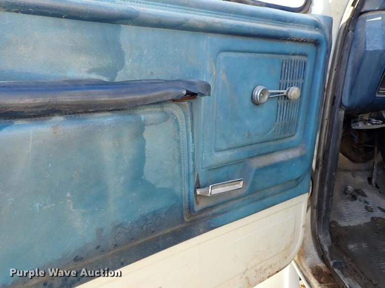 image for item DF8681 1982 Ford F700 utility truck