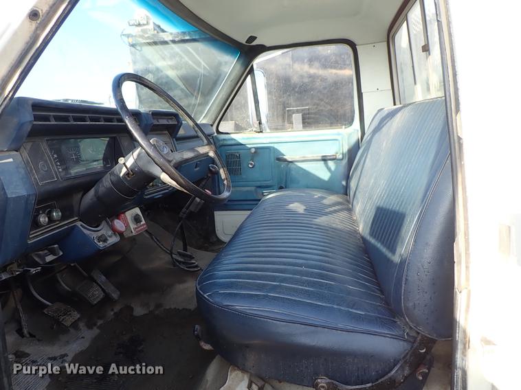image for item DF8681 1982 Ford F700 utility truck