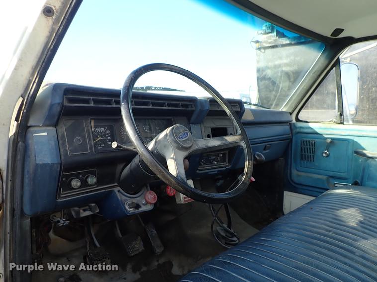 image for item DF8681 1982 Ford F700 utility truck