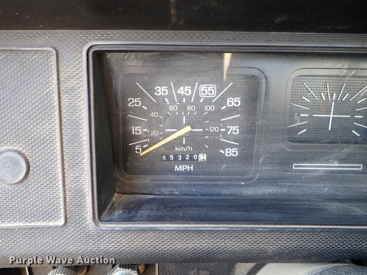 image for item DF8681 1982 Ford F700 utility truck