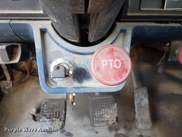 image for item DF8681 1982 Ford F700 utility truck