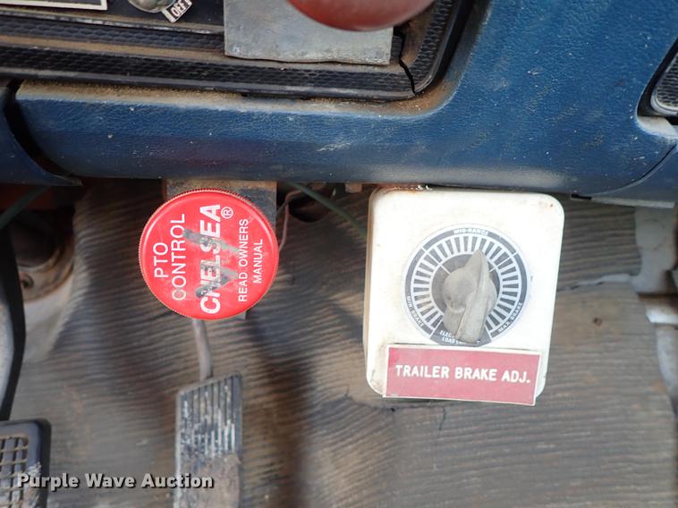 image for item DF8681 1982 Ford F700 utility truck