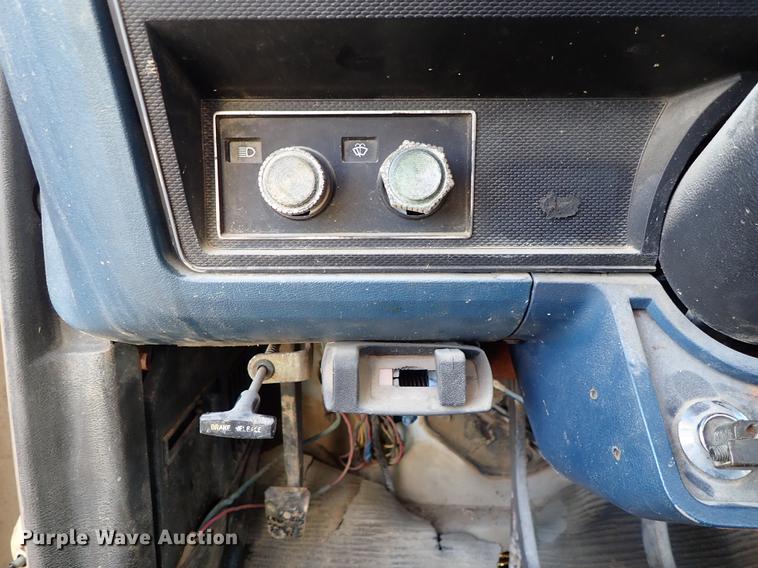 image for item DF8681 1982 Ford F700 utility truck